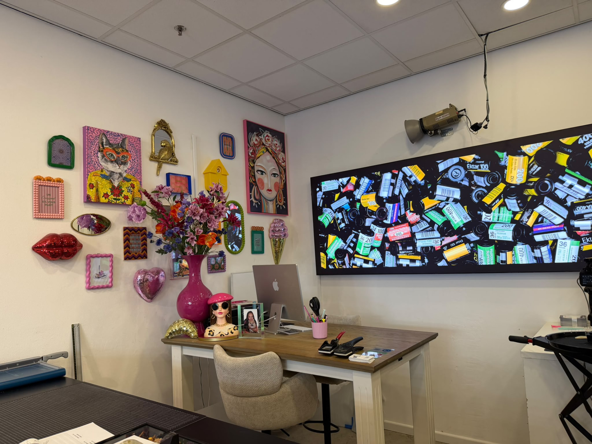 Kleurrijk interieur van Click and Go met adviesbalie, wandkunst en fotowerk